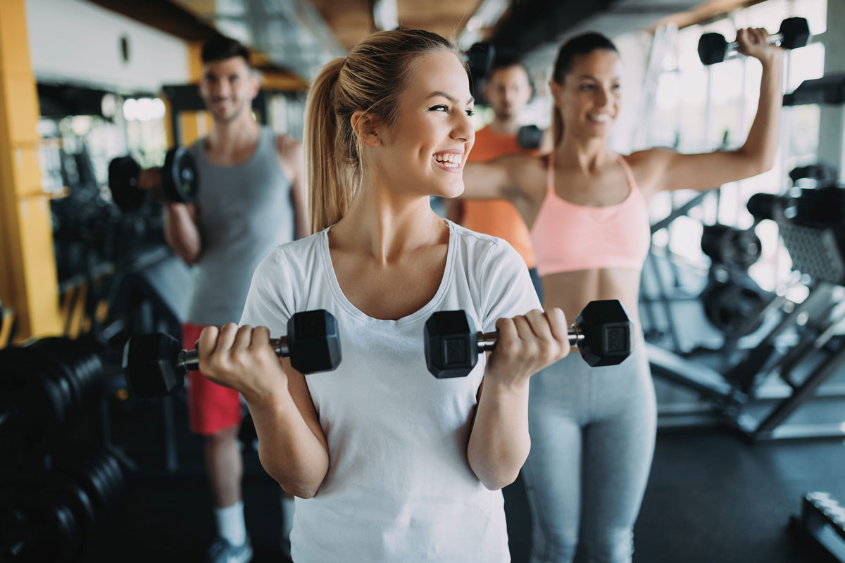 Fröhliches Fitness-Team im Gym