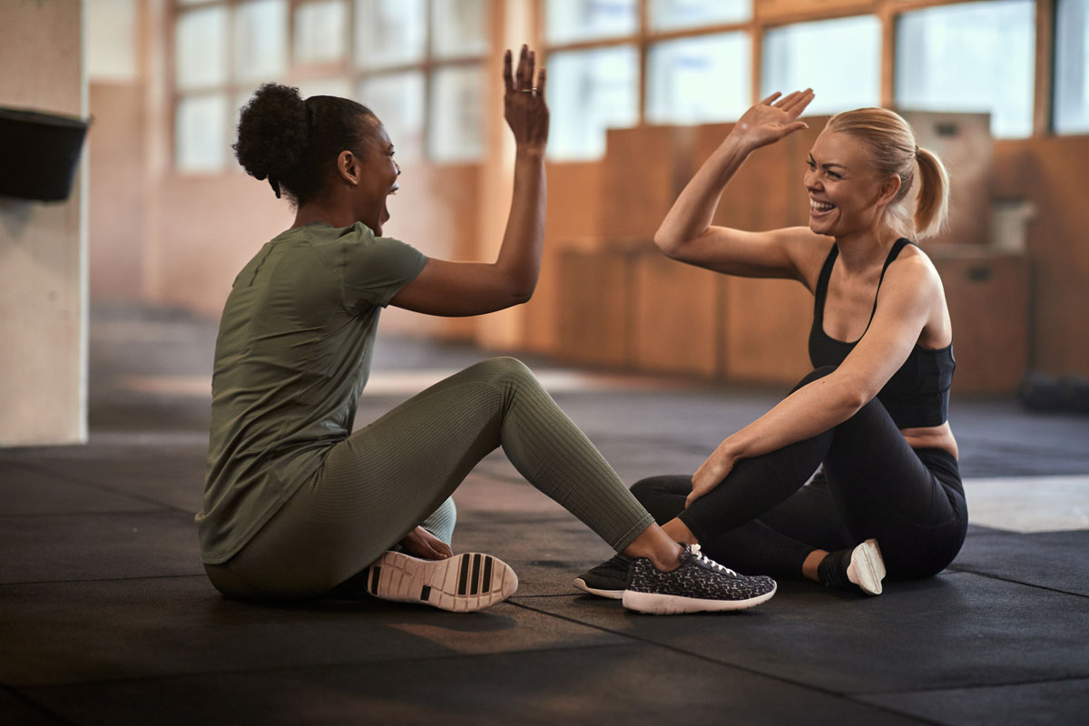 Lachende Frauen geben sich High-Five